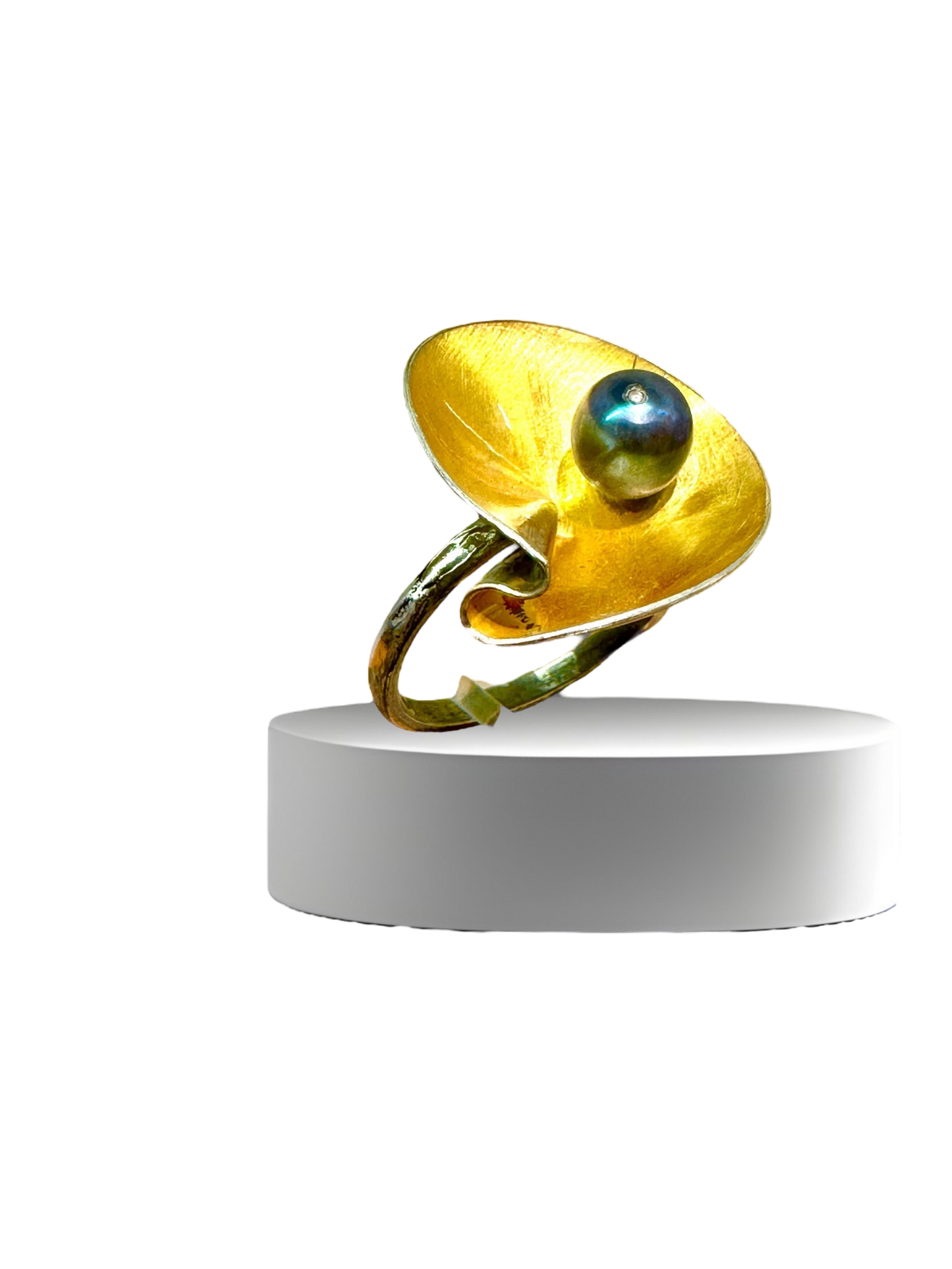 Ring The dark side of gold